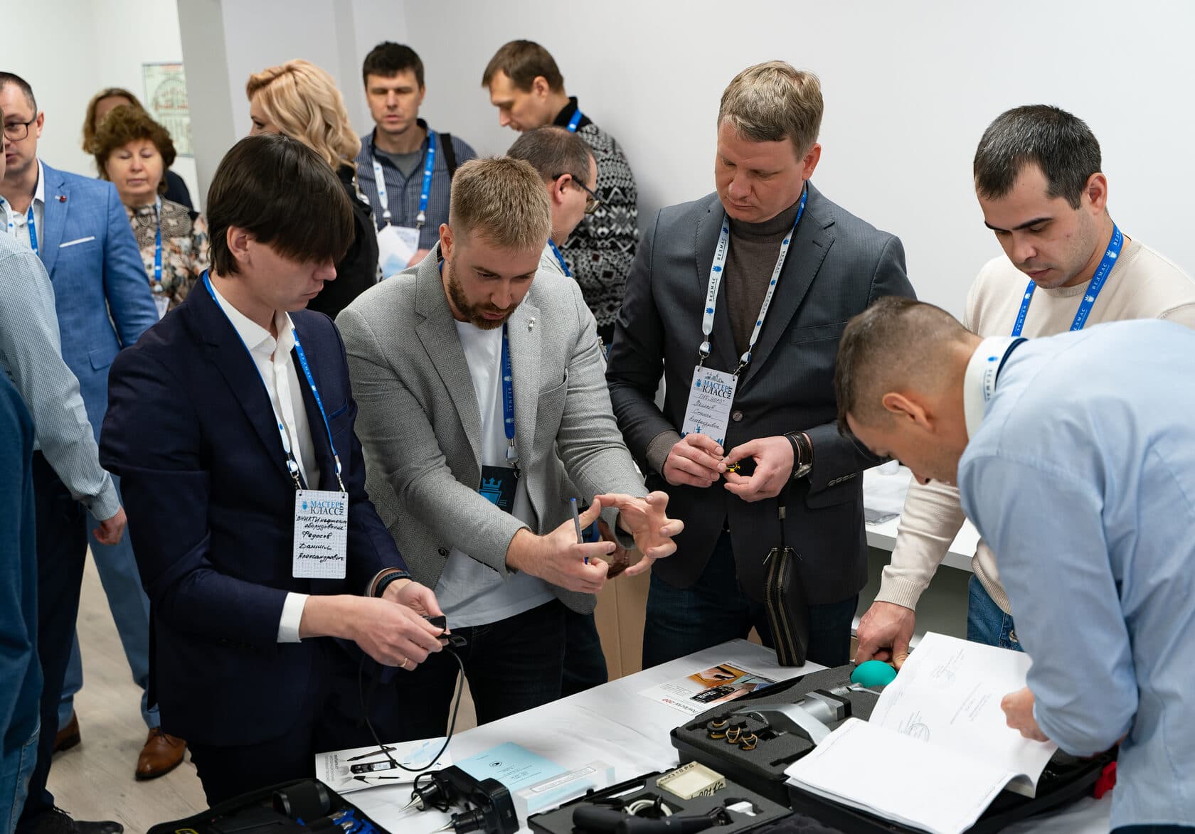 Инженеры обсуждают результаты металлографического анализа